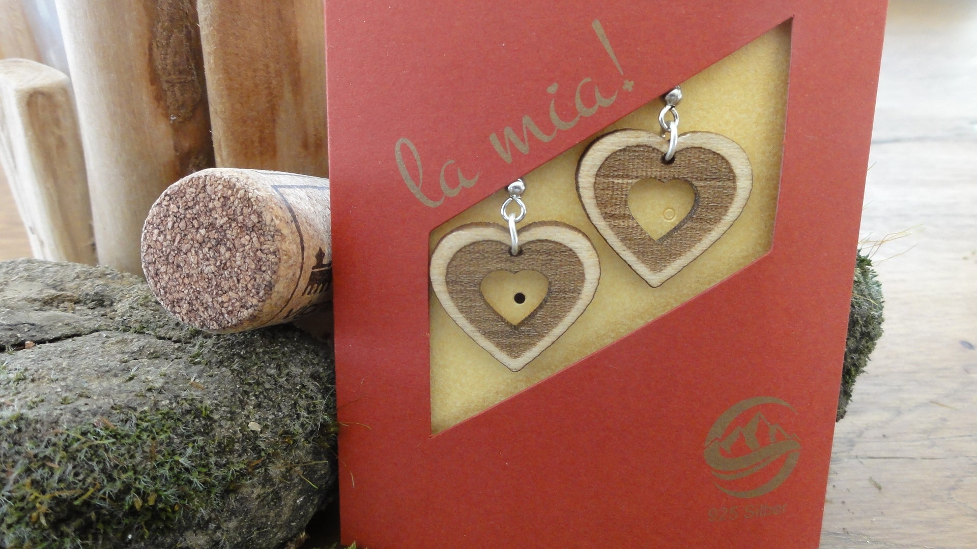 Ohrhänger in Herzform aus Holz