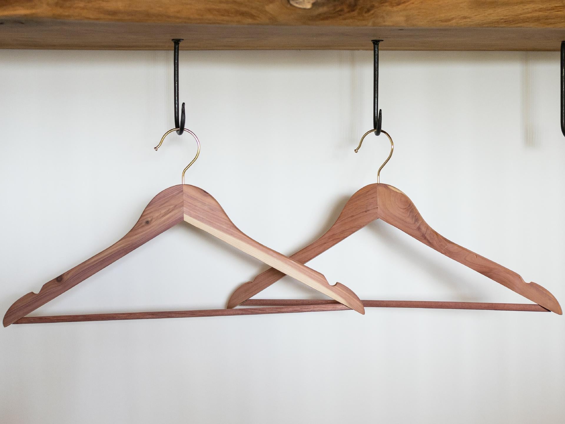 Kleiderbügel aus Zirbenholz gegen Motten