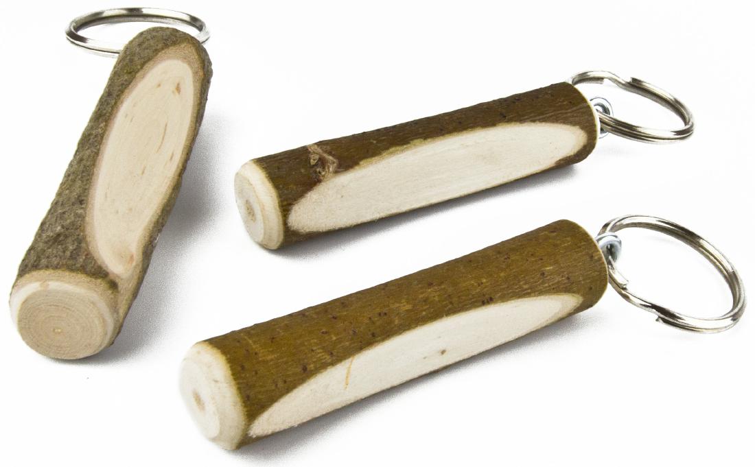 Holz Schlüsselanhänger aus Haselnuss an einem Rindenstämmchen mit Ausfräsung