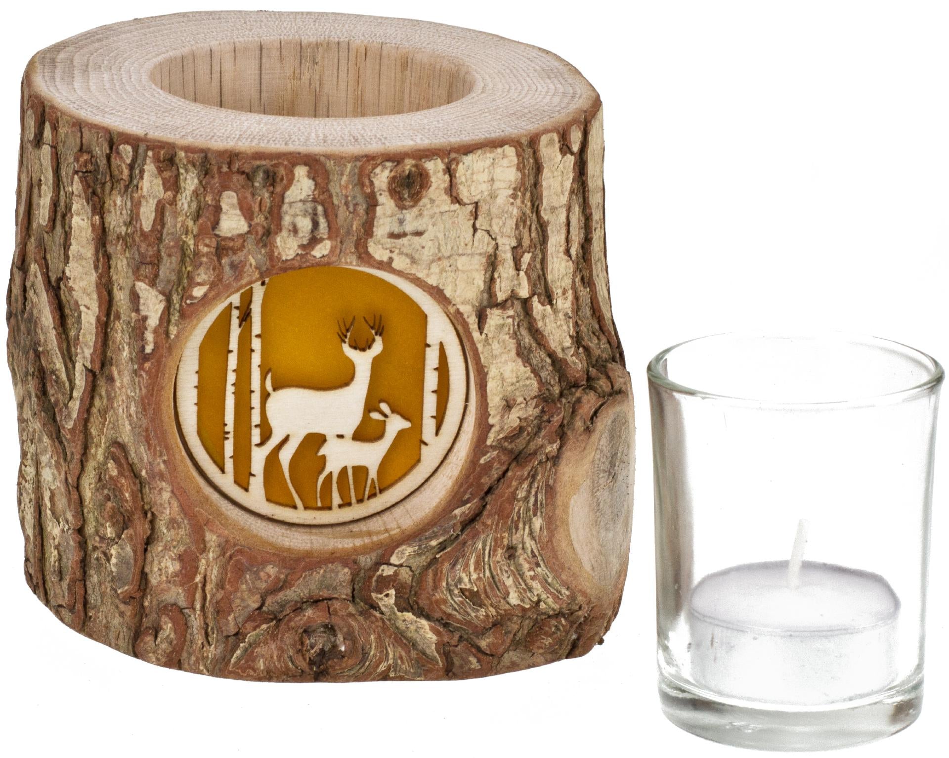 Windlicht im Baumstamm mit leuchtendem Fenster Rehe im Wald