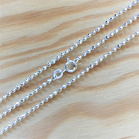 Kette aus Silber mit Kugeln verschiedene Längen