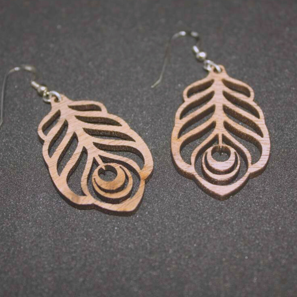 Ohrhänger Nuss Pfauenauge