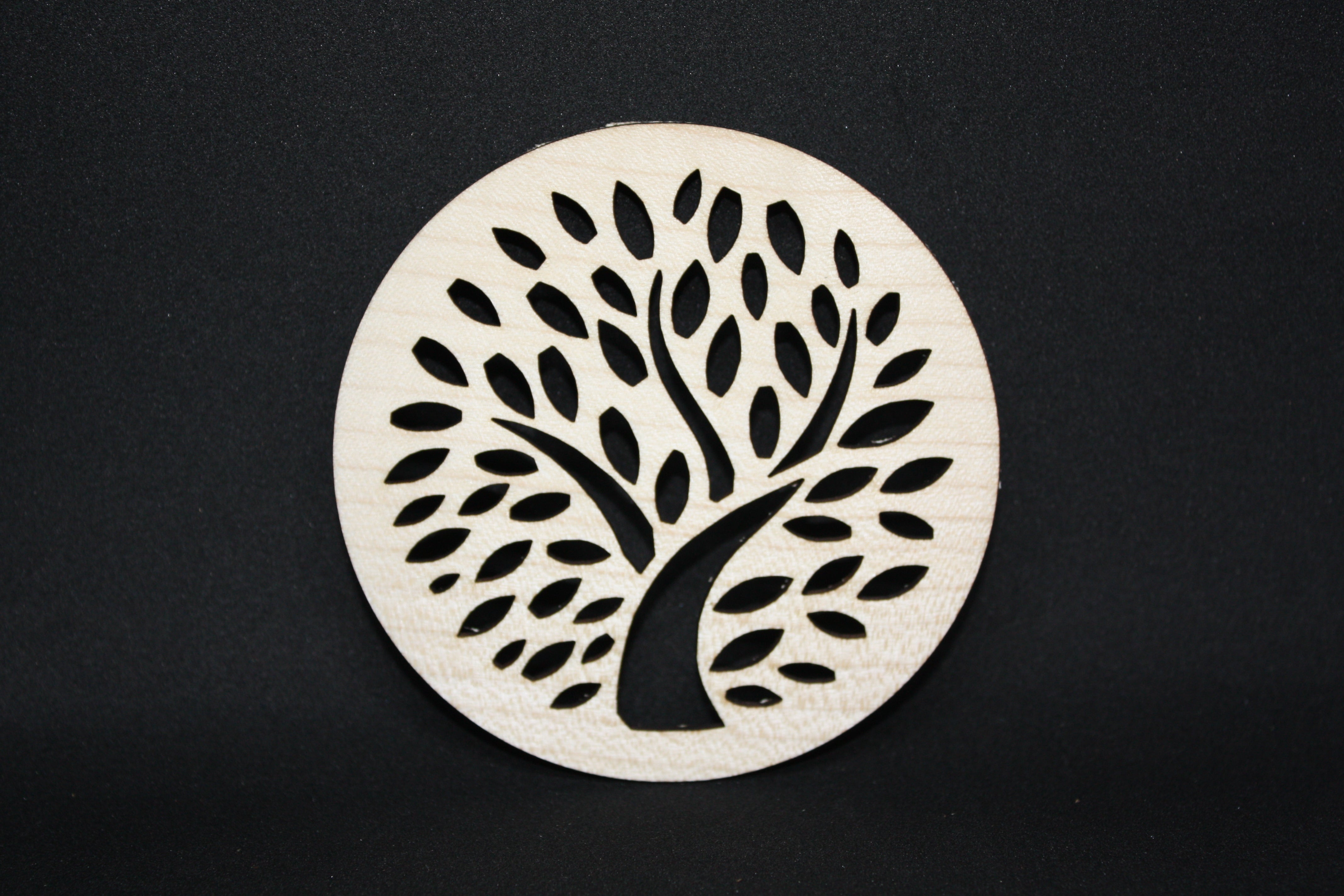 Holz-Untersetzer 90×5 mm – Birnenbaum-Motiv aus Ahorn/Nussbaum