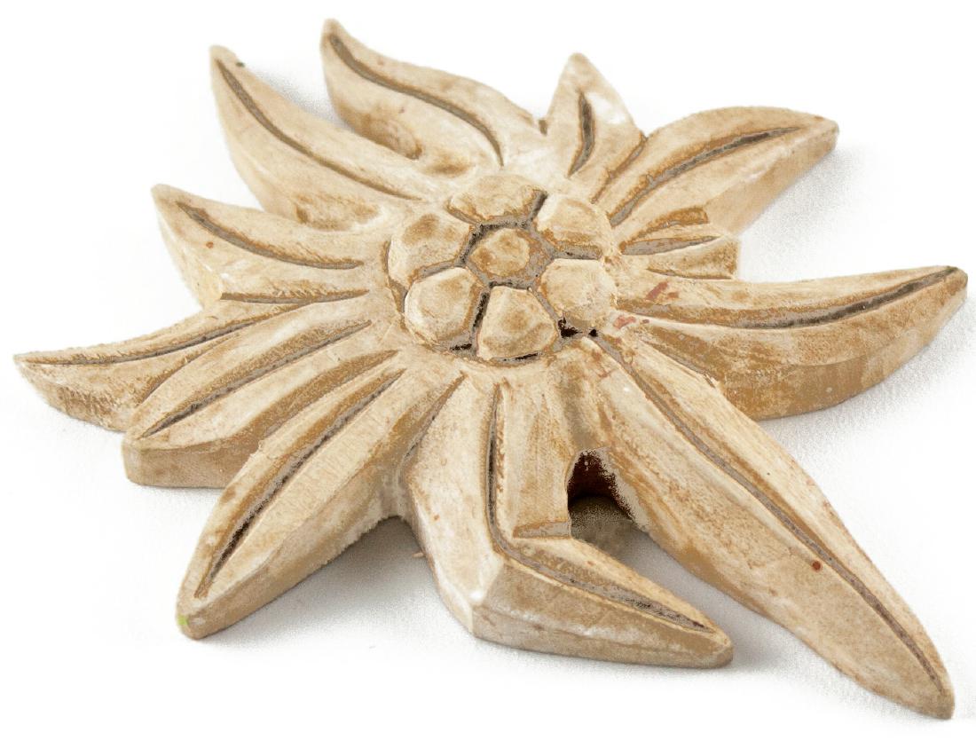 Handgeschnitztes Edelweiß aus Lindenholz, 7,5 cm – flache alpine Holzdeko