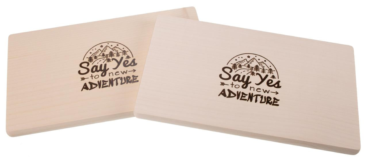 Schneidebrett Ahorn mit Adventure-Motiv – FSC-zertifiziert, lasergraviert, Geschenk für Abenteurer