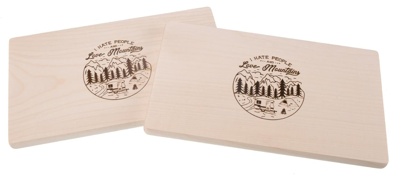Schneidebrett aus FSC-Ahorn 26 × 15 cm mit Mountains-Motiv und Campingwagen