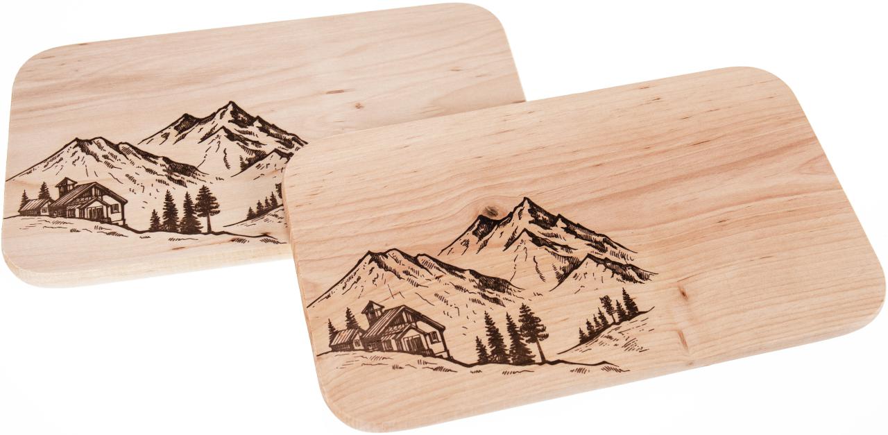 Schneidebrett aus Erlenholz mit graviertem Bergpanorama und Alpenhütte 26x15 cm