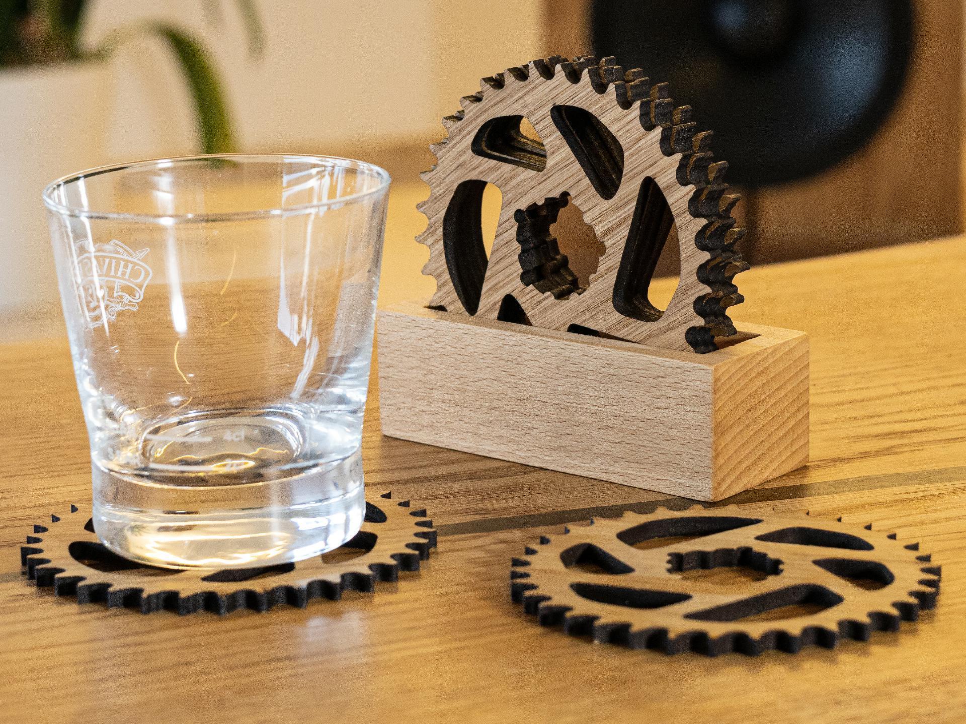 Untersetzer aus FSC-zertifizierter Eiche mit Mountainbike-Kettenblatt-Design, geölt und robust für Gläser und Tassen.