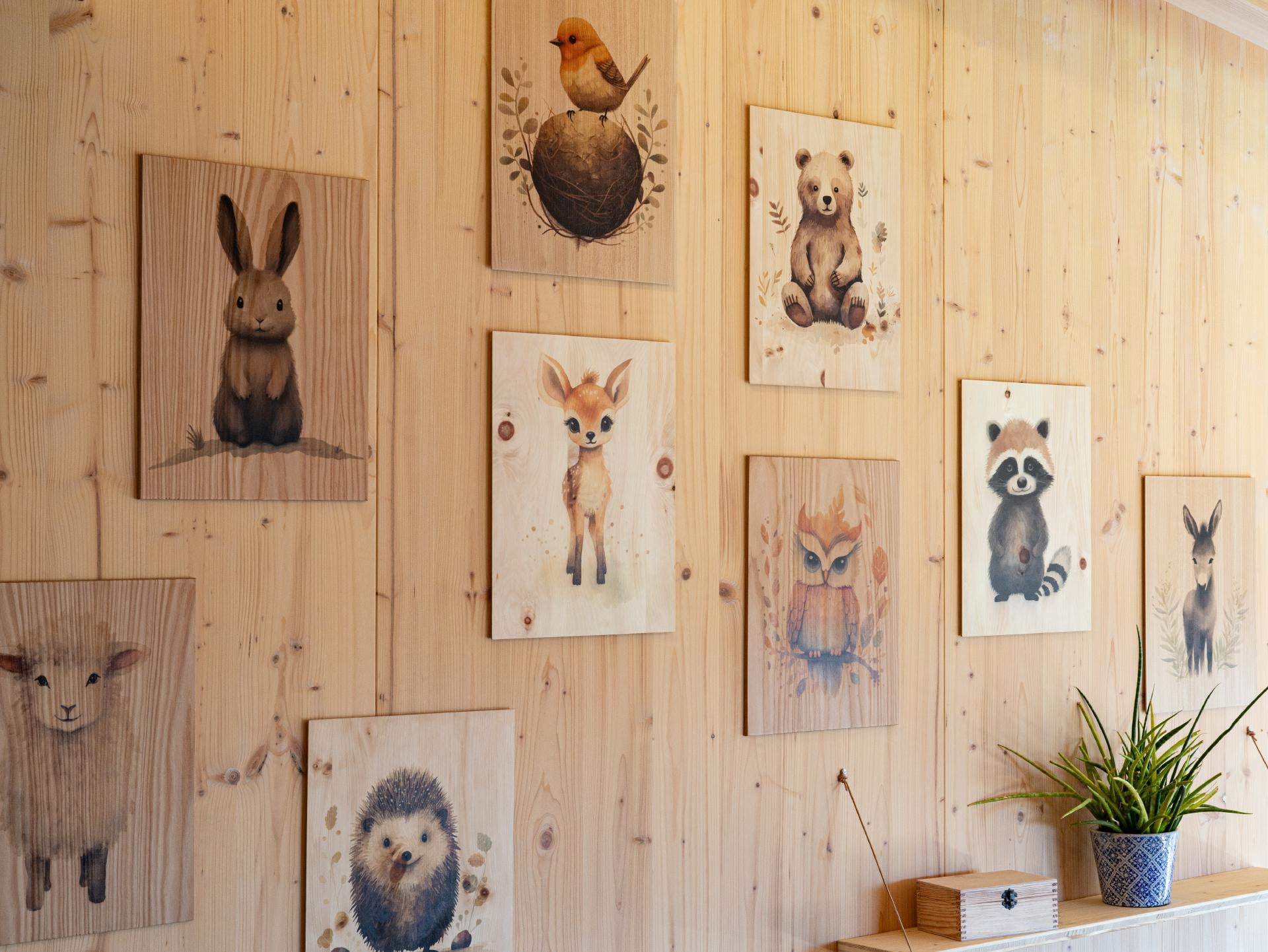 Wandbild für Kinder aus Zirbenholz mit bunten Tiermotiven, nachhaltig und handgefertigt