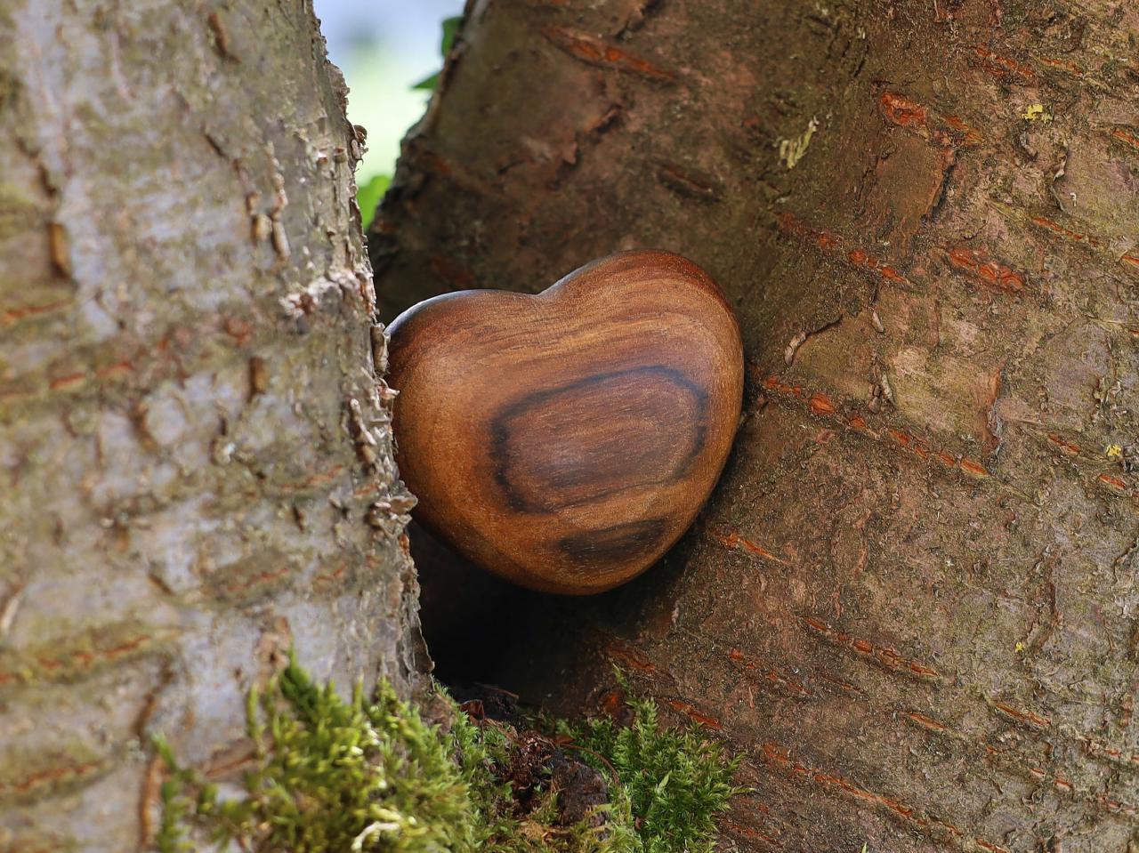 Holz Herz Handschmeichler 6,3 x 5 x 3,4 cm aus Nussbaum geölt