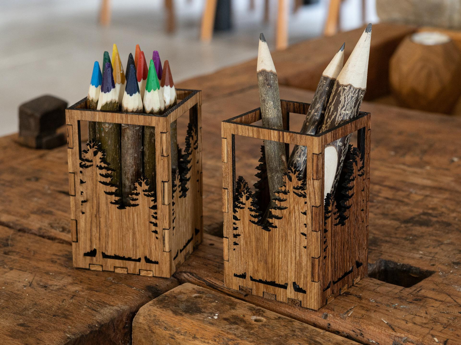 Holz-Stiftehalter mit Tannen Ausschnitt - Eichenholz für natürlichen Charme