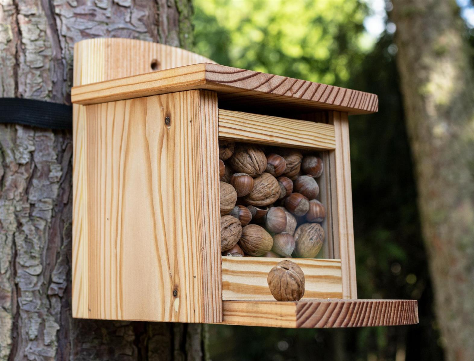 Eichhörnchen Futterhaus aus europäischer Lärche - inklusive Nussspender / Futterbox
