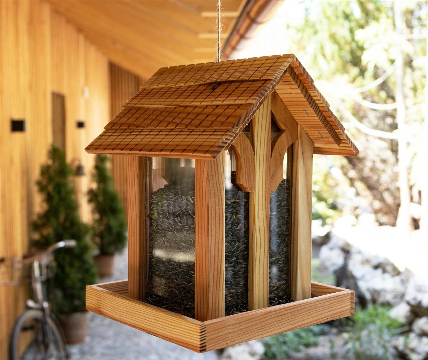 Hochwertiges Vogel Futterhaus aus geölter europäischer Lärche - Mit Rundbogenfenster aus echtem Glas