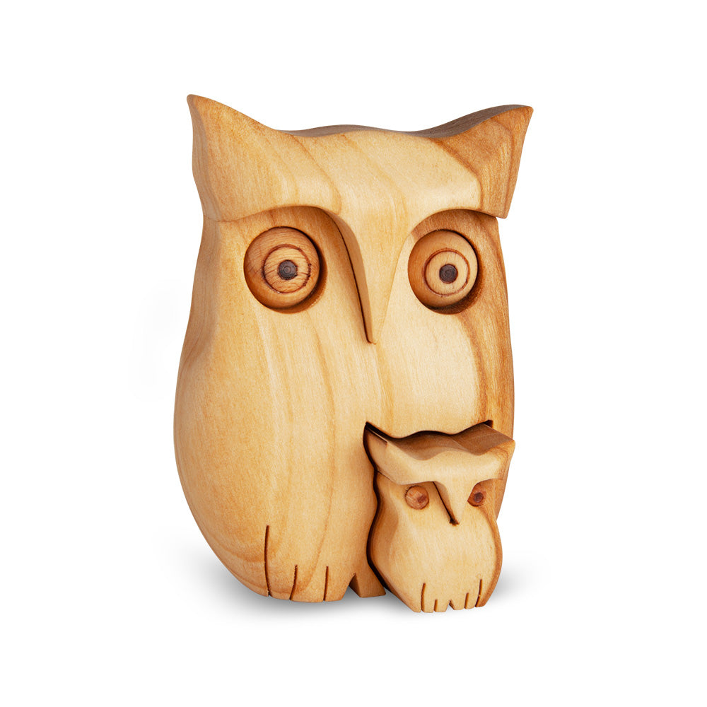 Handgefertigte Eule aus Holz mit Kind