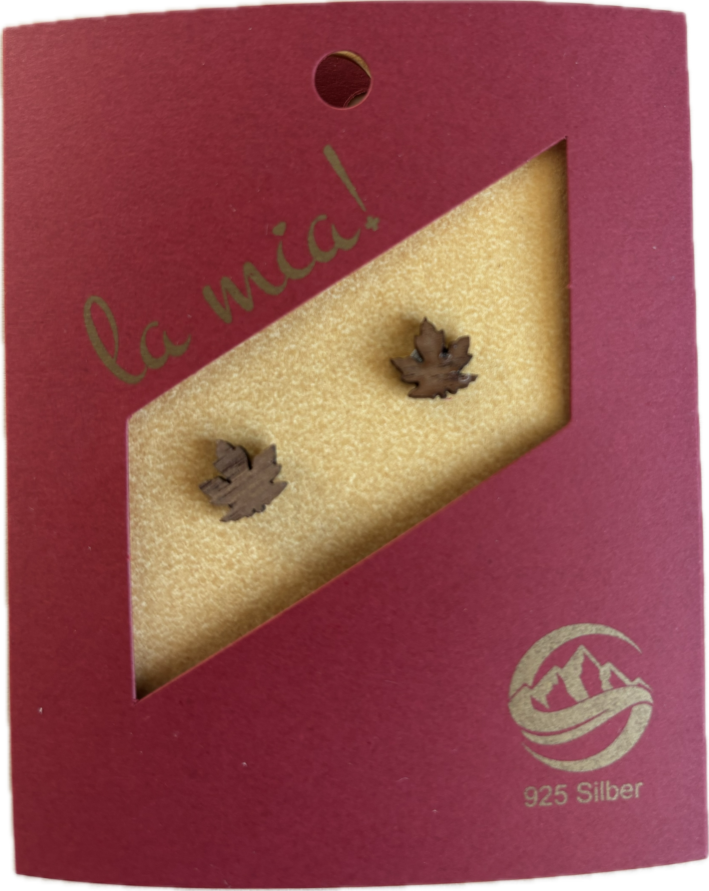 Ohrring in Form eines Ahornblatt aus Holz