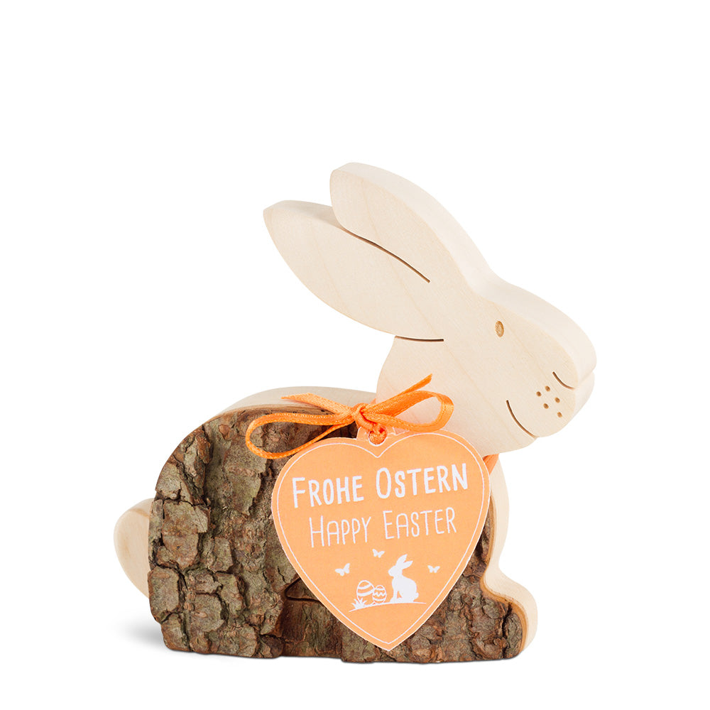 Osterhase aus Rindenholz liegend