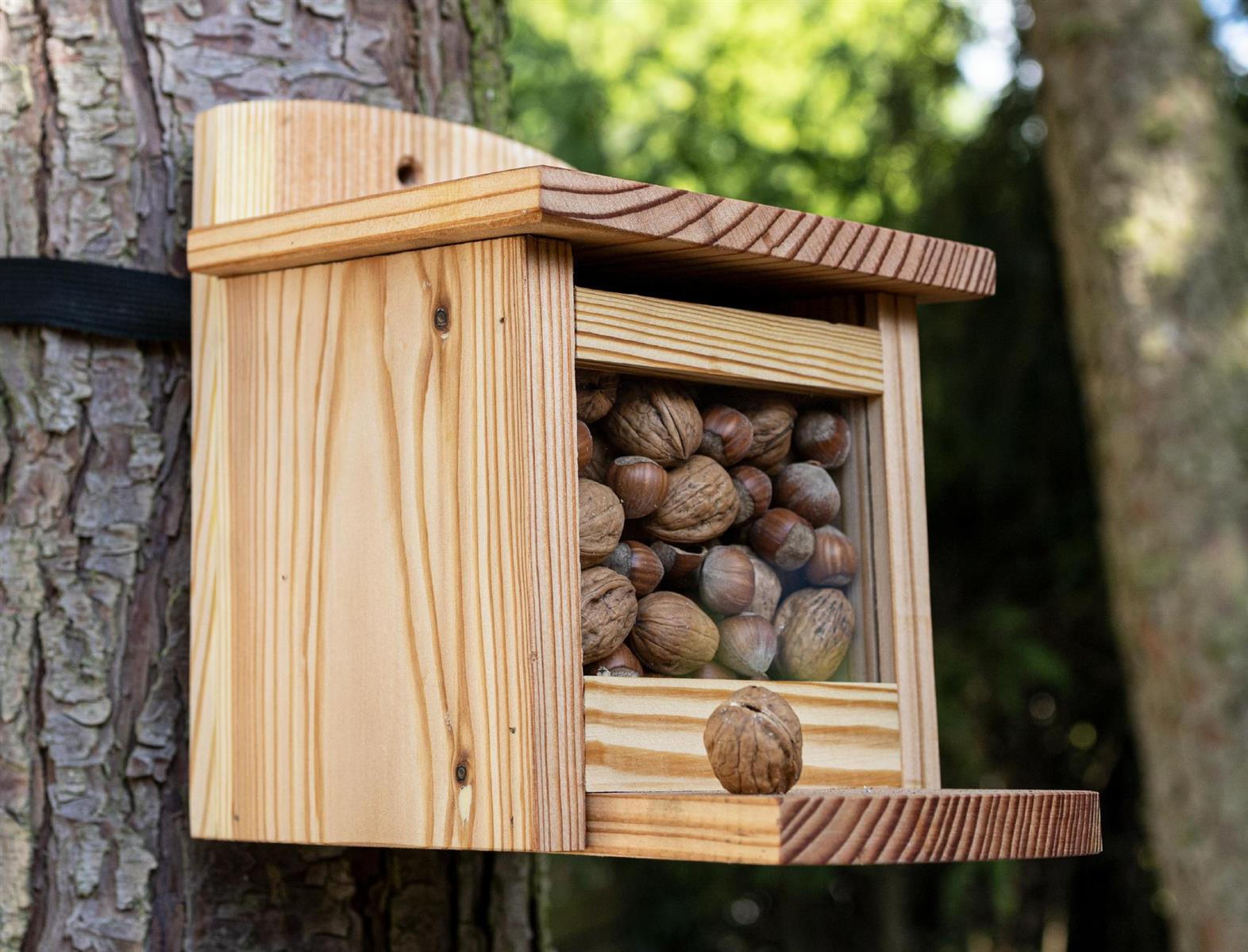 Eichhörnchen-Futterhaus aus Lärchenholz mit Futterbox und Nussspender
