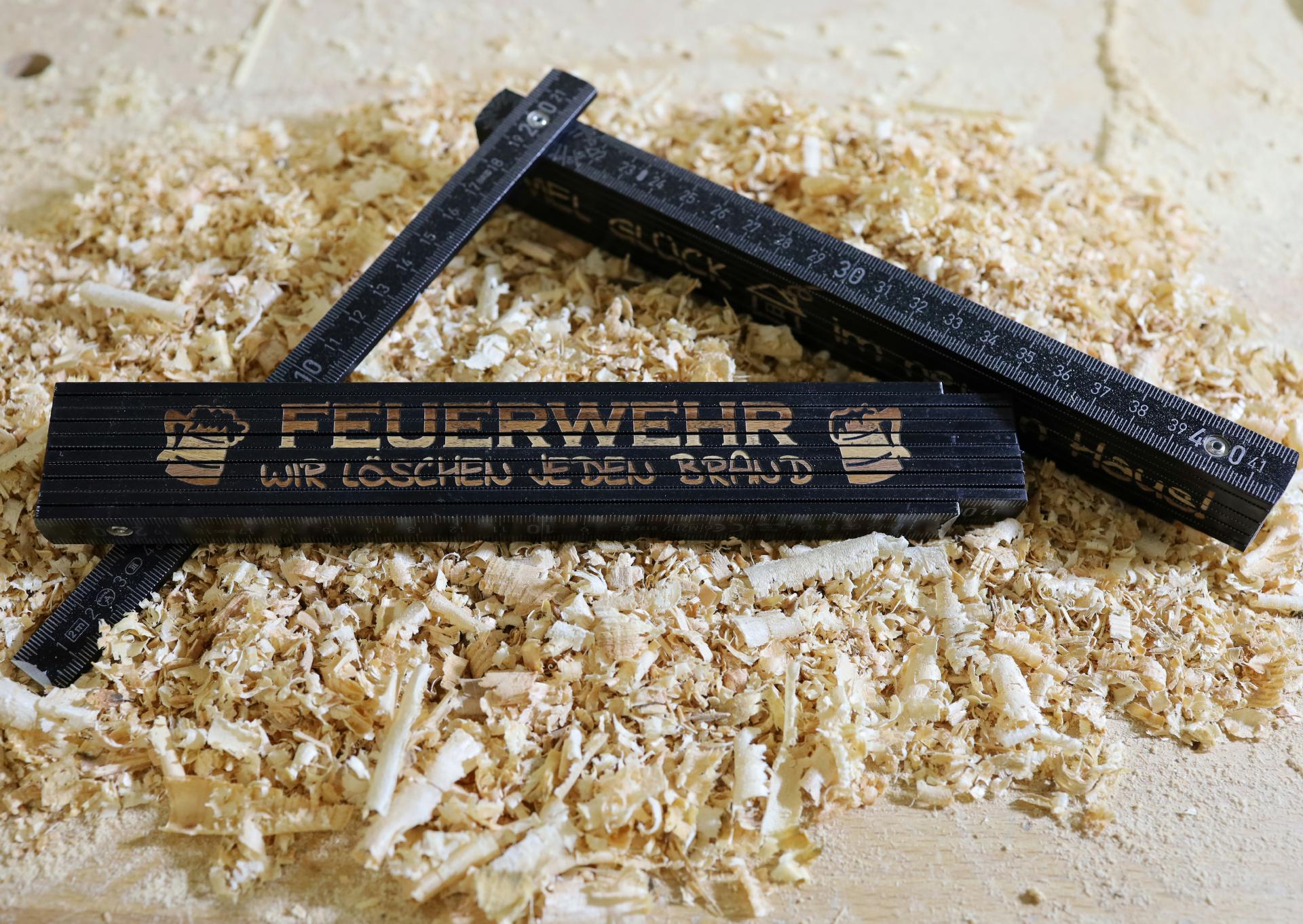 Schwarzer Feuerwehr-Zollstock 2 Meter, robuster Meterstab als Geschenk für Feuerwehrleute
