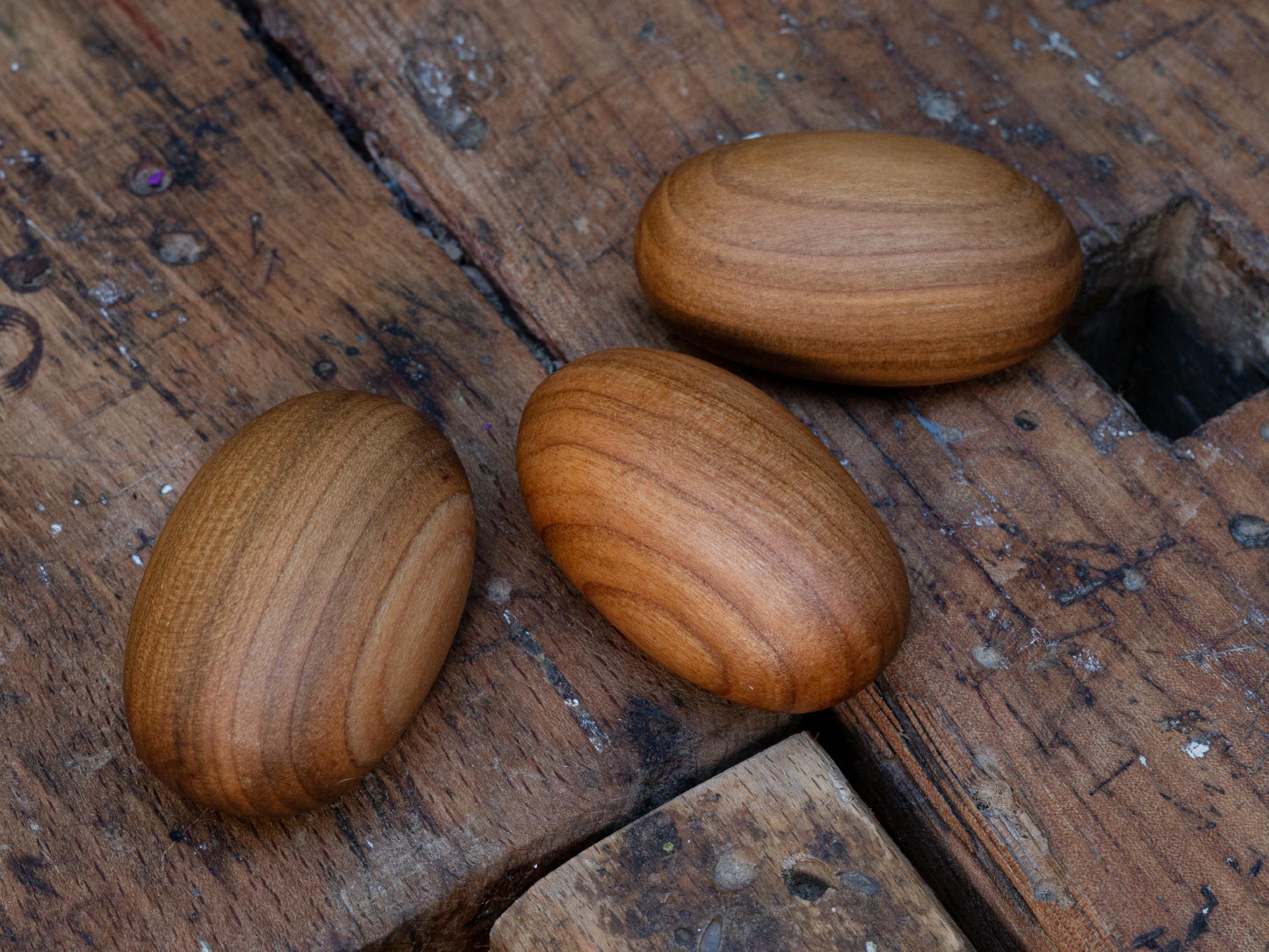 Handschmeichler aus geölter Kirsche in Steinform handgefertigt entspannende natürliche Holzdeko