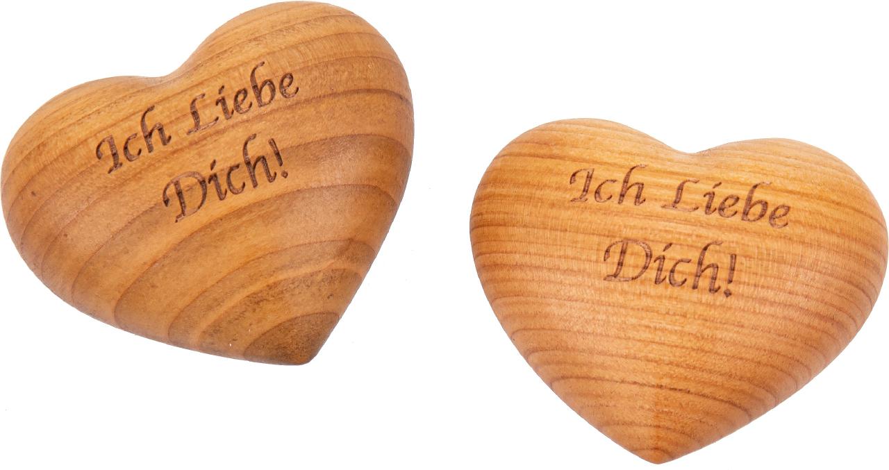 Handschmeichler aus geöltem Kirschholz in geschwungener Herzform mit Gravur „Ich liebe Dich“, handgefertigt und glatt poliert.
