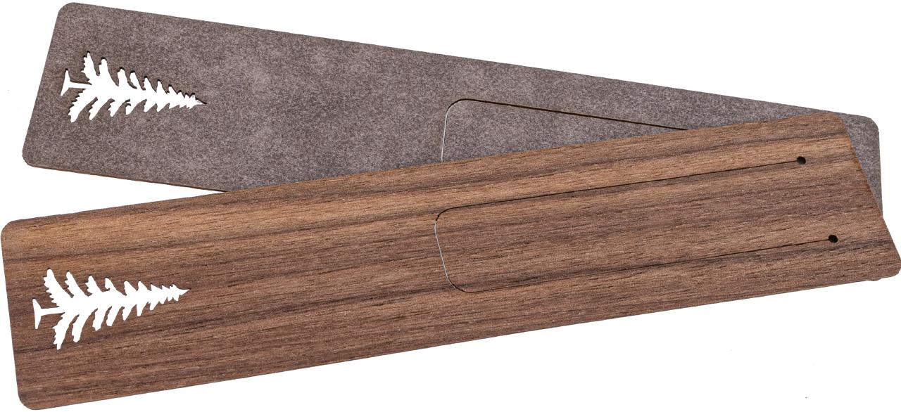 Holz-Lesezeichen aus geöltem Nussbaum, extrem biegbar und fein graviert. Motiv Tannenbaum 
