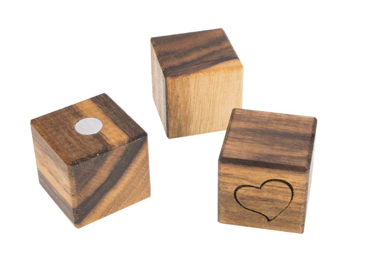 Magnetwürfel aus geöltem Nussbaumholz mit Herzgravur und integriertem Magnet
