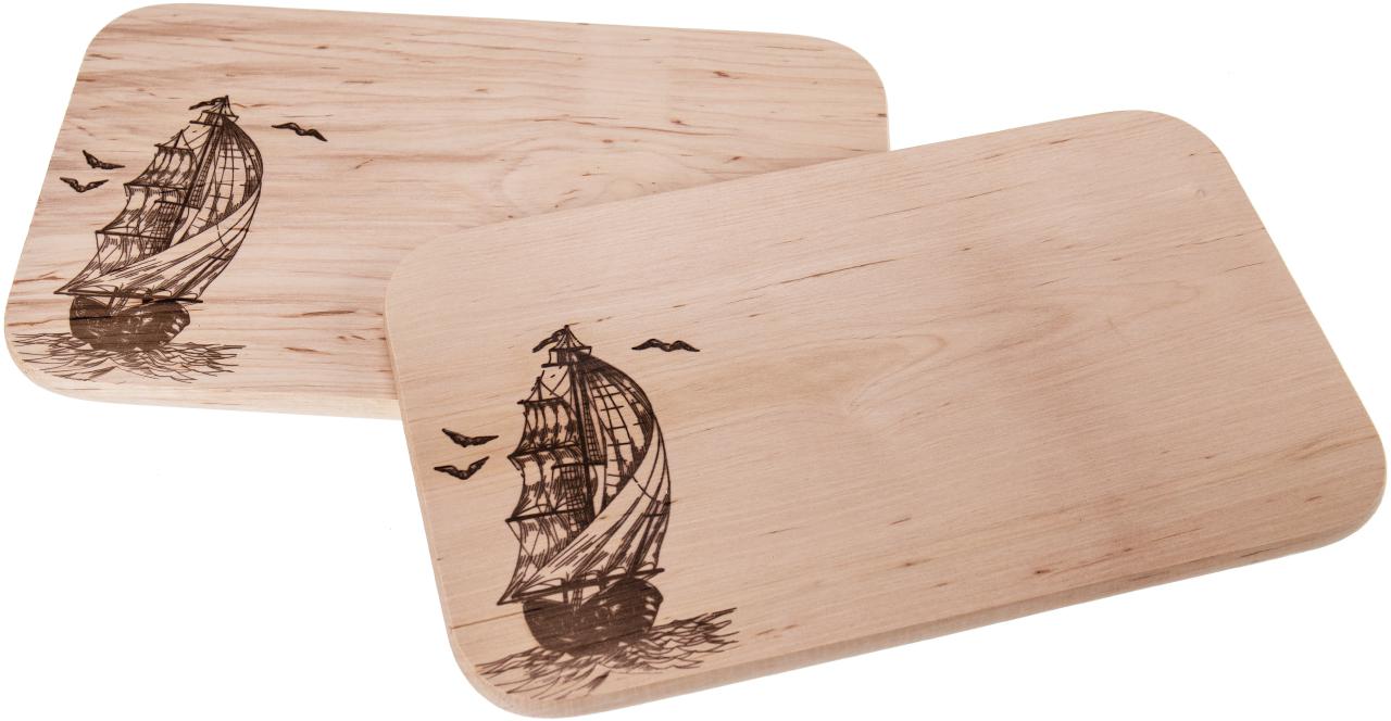 Schneidebrett aus Erle 26 cm mit graviertem Segelschiff-Motiv
