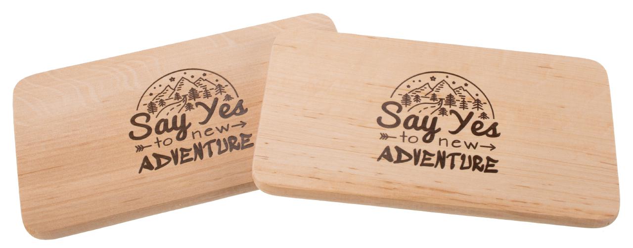 Schneidebrett aus Erlenholz mit Gravur „Say Yes to New Adventures“
