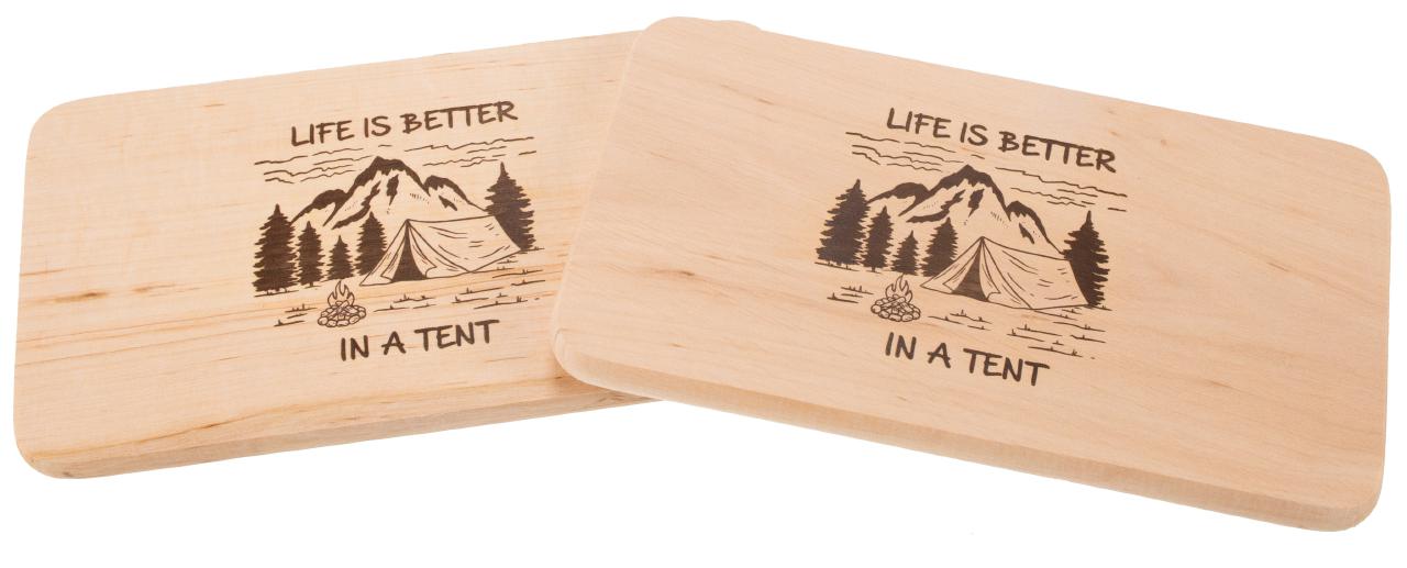 Schneidebrett aus Erlenholz mit Camping-Motiv und Gravur „Life is better in a tent“
