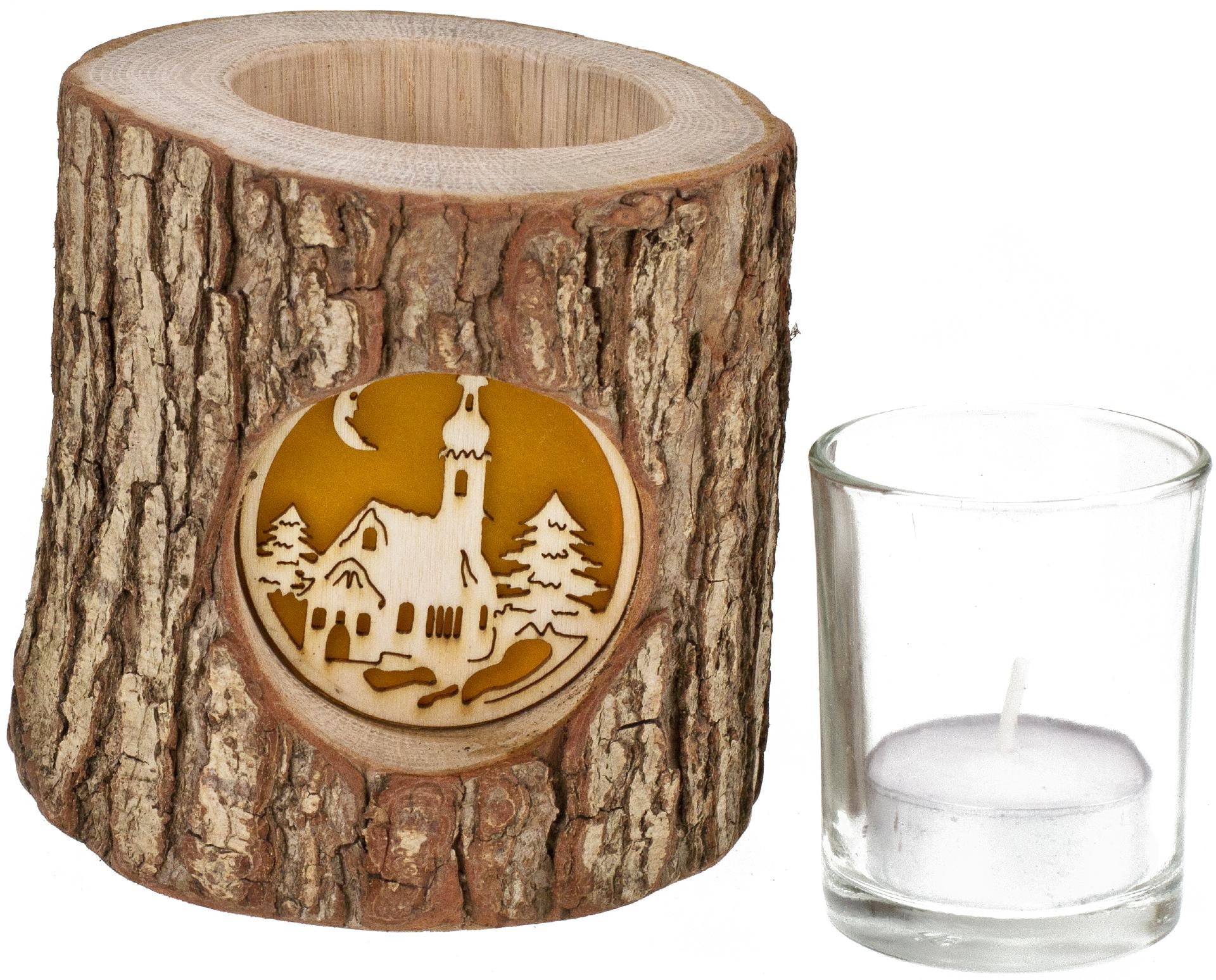 Handgefertigtes Windlicht aus Holzstamm mit Rinde und beleuchteter Kirche in winterlicher Landschaft
