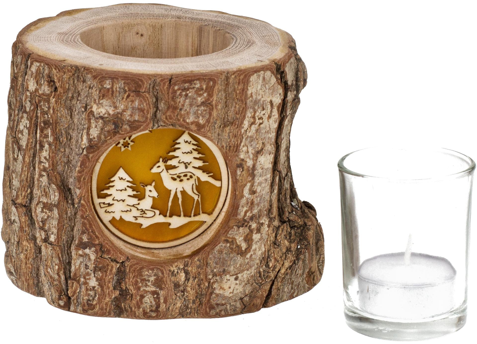 Handgefertigtes Windlicht aus Holzstamm mit Rinde und hinterleuchtetem Reh-Motiv im winterlichen Wald

